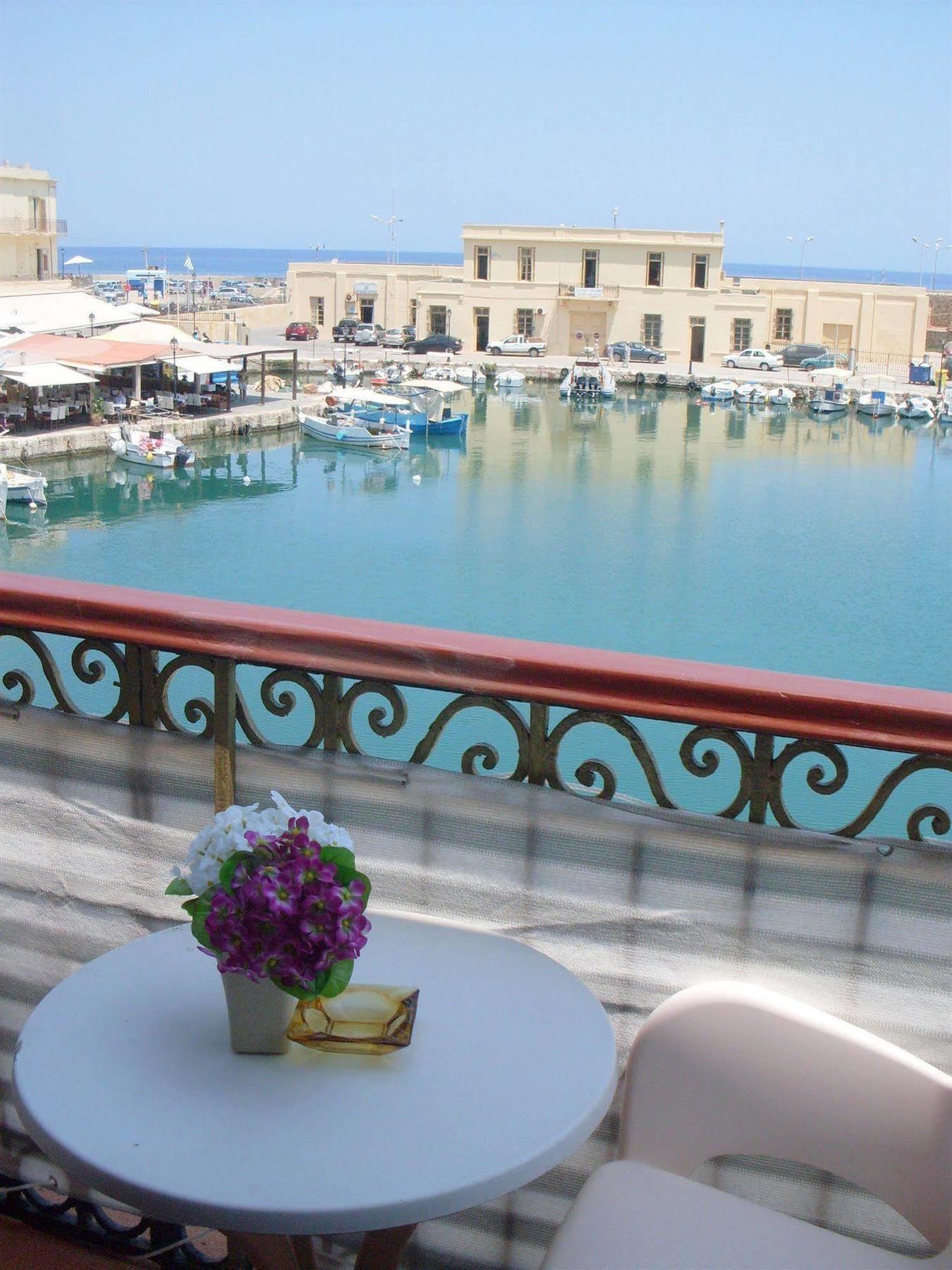 Faros Bed & Breakfast 3*